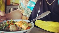 Saykoji begitu menikmati mie ayam yang dibelinya pada pedagang kaki lima. Ia juga mengatakan bahwa mie ayam menjadi salah satu makanan favoritnya. Foto: Instagram/saykoji
