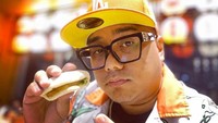 Ketika mengunjungi tempat makan yang unik, Saykoji paling senang mencicipi makanan yang aneh-aneh. Salah satunya hidangan berupa roti dengan isian yang lezat. Foto: Instagram/saykoji