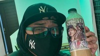 Saat berada di studio, Saykoji juga tak pernah lupa memesan es kopi susu. Bahkan ia memesan es kopi susu satu botol penuh. Foto: Instagram/saykoji