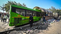 Sebuah bus menabrak Subway Crossing kereta bawah tanah di Naraina di New Delhi, India, Kamis (2/1/2023).
