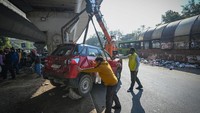 Sebelum menabrak Subway Crossing, bus tersebut juga sempat menabrak sebuah mobil.