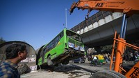 Bus tersebut langsung dievakuasi menggunakan crane.