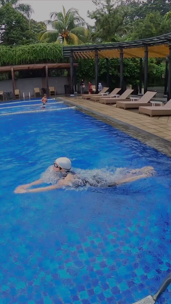 Gisel latihan jelang triathlon.