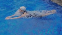 Gisel latihan berenang untuk triathlon. Foto: Instagram Gisel