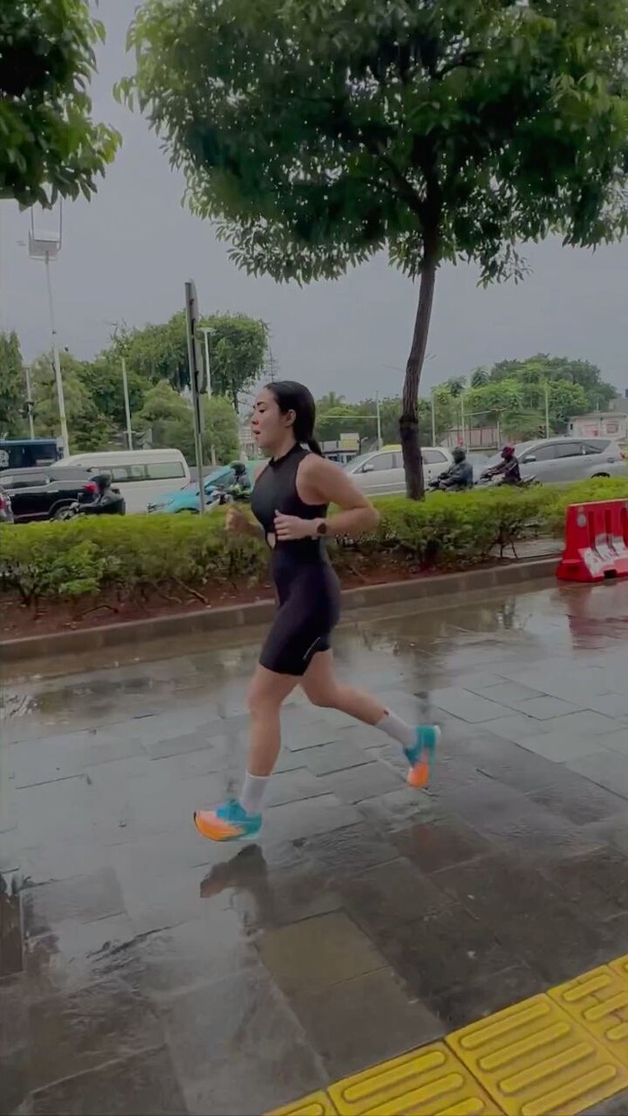 Gisel latihan jelang triathlon.