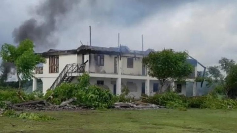 Hotel dibakar warga di Lombok Timur, Selasa (31/1/2023).