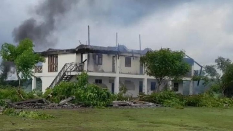 Hotel Dibakar Warga Hotel dibakar warga di Lombok Timur, Selasa (31/1/2023).