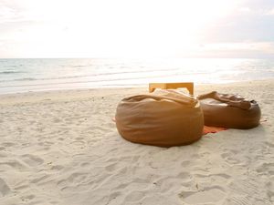 Mirip Film Horor, Dua Turis Rebutan Beanbag Sampai Jari Putus