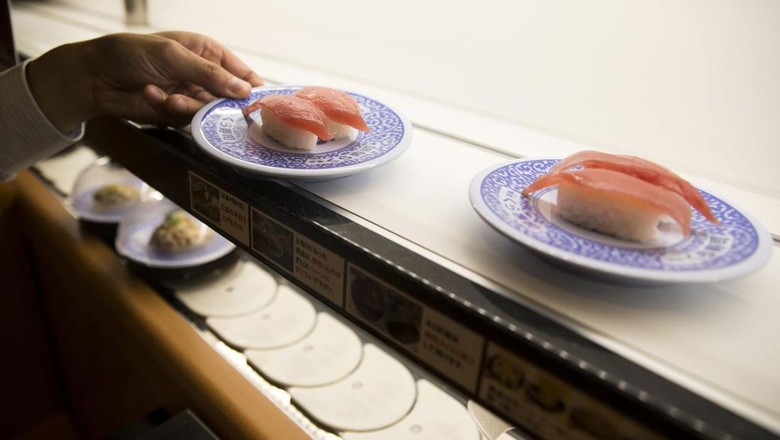 Iseng Pegang Sushi Milik Orang Lain dan Jilati Gelas, Pria Ini Dilaporkan ke Polisi