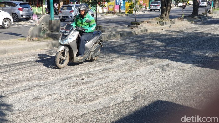 Jalan rusak di Jalan Jamin Ginting Medan. (Goklas Wisely/detikSumut)