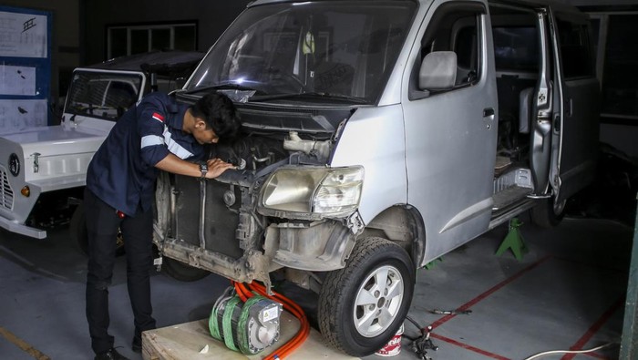 JASA KONVERSI MOBIL KONVENSIONAL MENJADI MOBIL LISTRIK Teknisi memasang komponen