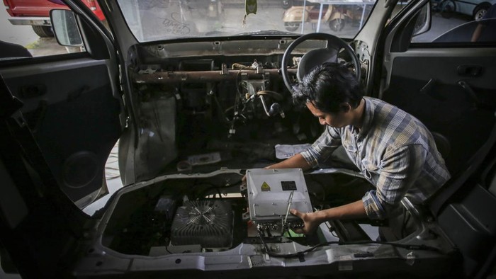 JASA KONVERSI MOBIL KONVENSIONAL MENJADI MOBIL LISTRIK Teknisi memasang komponen