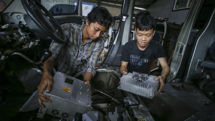 JASA KONVERSI MOBIL KONVENSIONAL MENJADI MOBIL LISTRIK Teknisi memasang komponen