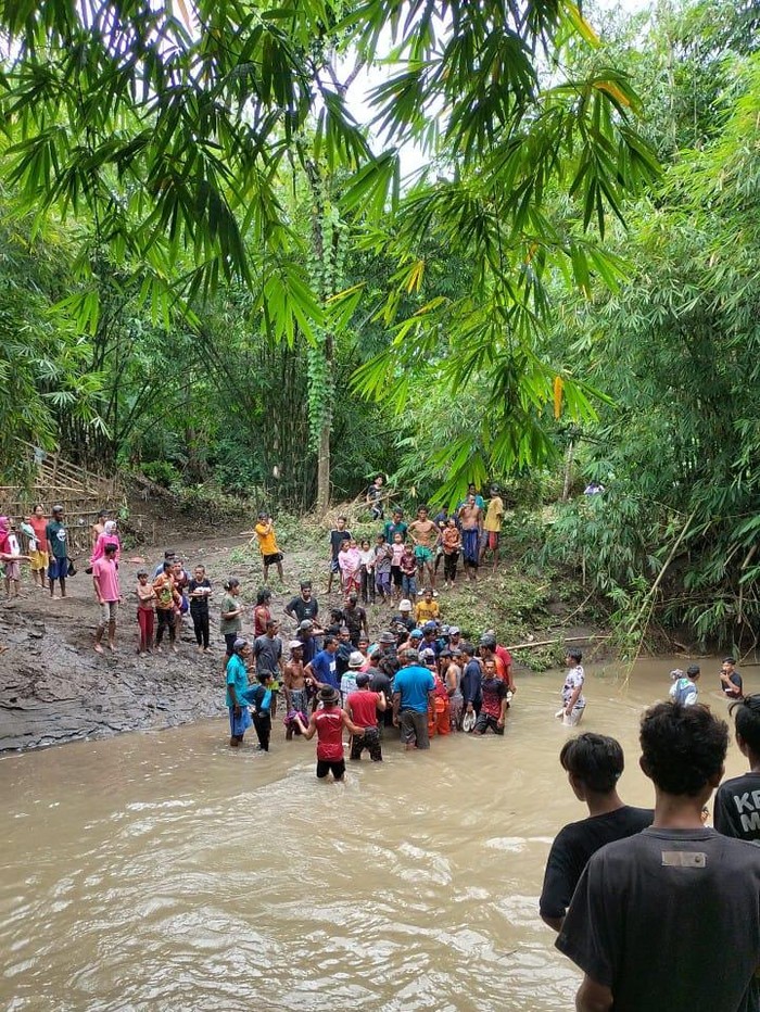 Jasad M Yusuf Ibrahim (50) ditemukan dalam keadaan meninggal dunia sekitar 300 meter dari Jembatan. (BPBD Bima)