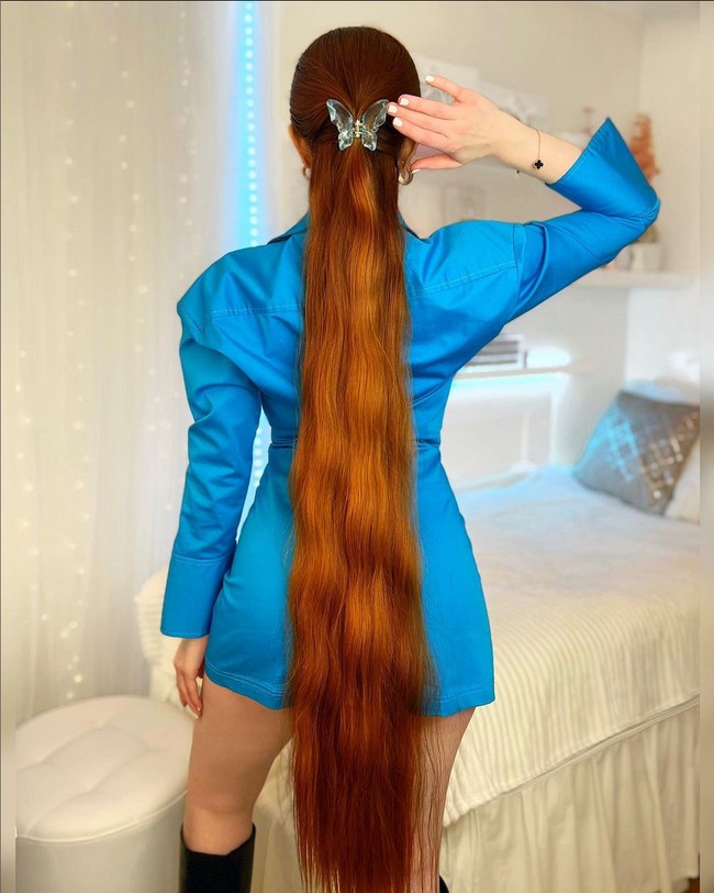 Populer dengan rambut panjang nan indah, kini Jasmine bekerja purna waktu sebagai influencer yang khusus membahas tentang perawatan rambut. Dia juga meniti karier sebagai pengusaha dengan menjual aksesori rambut miliknya, Lars Haircare. Foto: Instagram/@jasmine_lars