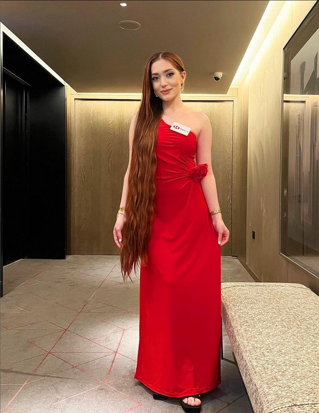 Tak potong rambut lebih dari empat tahun, panjang rambut Jasmine kini mencapai 1,29 meter. Foto: Instagram/@jasmine_lars