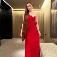 Tak potong rambut lebih dari empat tahun, panjang rambut Jasmine kini mencapai 1,29 meter. Foto: Instagram/@jasmine_lars