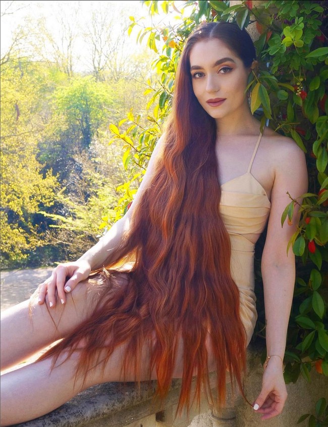 Wanita asal Bristol, Inggris, ini mengaku merasa sedih setiap kali gunting rambut. Untuk itulah Jasmine memutuskan untuk tidak pernah memotong rambutnya. Foto: Instagram/@jasmine_lars