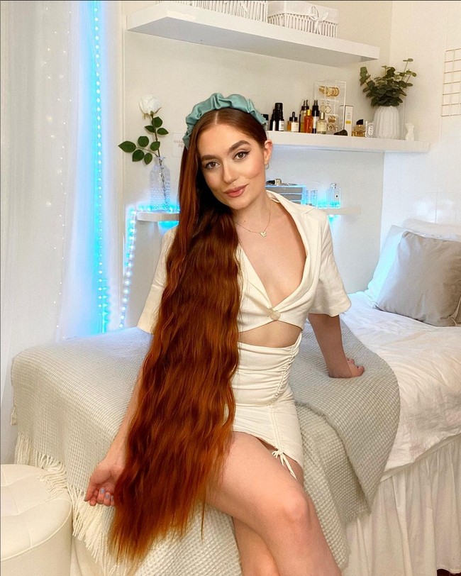 Jasmine Larsen mulai memanjangkan rambutnya pada 2017. Selama lima tahun dia tidak pernah menggunting rambut. Foto: Instagram/@jasmine_lars