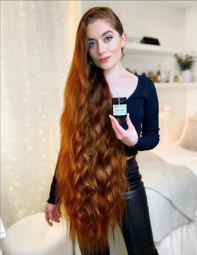 Untuk merawat rambutnya agar selalu indah dan sehat, Jasmine punya beberapa rutinitas yang cukup kompleks. Dia menggunakan handuk mikrofiber, hairdryer ion, sisir khusus, pemijat kulit kepala juga hair mask. Foto: Instagram/@jasmine_lars