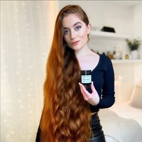 Untuk merawat rambutnya agar selalu indah dan sehat, Jasmine punya beberapa rutinitas yang cukup kompleks. Dia menggunakan handuk mikrofiber, hairdryer ion, sisir khusus, pemijat kulit kepala juga hair mask. Foto: Instagram/@jasmine_lars