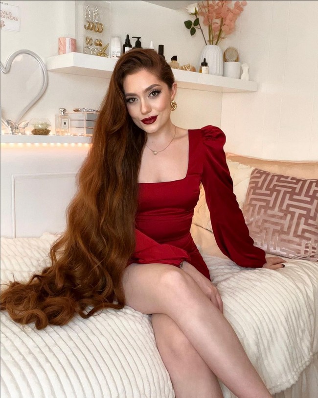 Jasmine Larsen kerap memamerkan keunikan warna rambutnya di media sosial. Banyak netizen mengagumi keindahan rambutnya dan kini dia sudah memiliki 100 ribuan follower. Foto: Instagram/@jasmine_lars