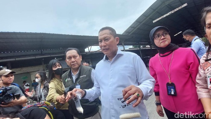 Direktur Utama Perum Bulog Budi Waseso melakukan sidak (inspeksi mendadak) ke gudang PT Food Station Tjipinang Jaya, Jakarta Timur.