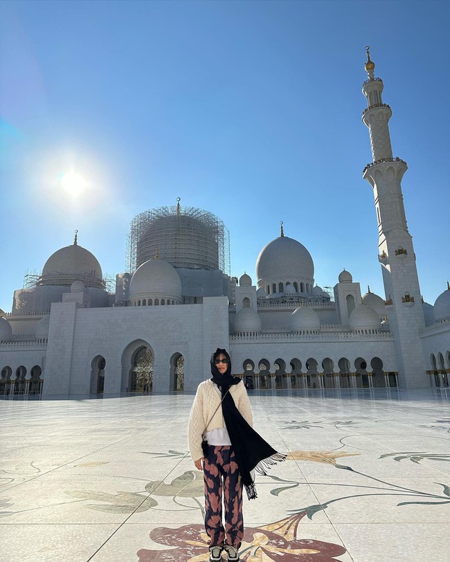 Masjid yang didatangi Jennie BLACKPINK dikenal sebagai salah satu landmark Abu Dhabi, ibu kota Uni Emirat Arab. Bahkan di Indonesia ada replika kecil dari masjid ini yaitu Masjid Sheikh Zayed Solo yang belum dibuka untuk umum. Foto: dok. Instagram @jennierubyjane