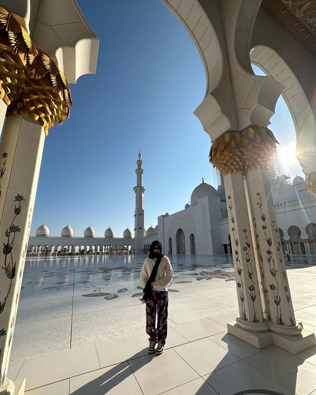 Pada Kamis (2/1/2023), Jennie BLACKPINK akhirnya membagikan foto-fotonya di halaman Masjid Agung Sheikh Zayed lewat Instagram. Exploring while touring  tulisnya sebagai caption. Foto: dok. Instagram @jennierubyjane