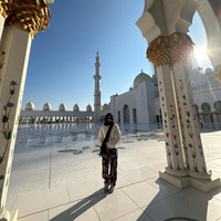 Pada Kamis (2/1/2023), Jennie BLACKPINK akhirnya membagikan foto-fotonya di halaman Masjid Agung Sheikh Zayed lewat Instagram. Exploring while touring  tulisnya sebagai caption. Foto: dok. Instagram @jennierubyjane