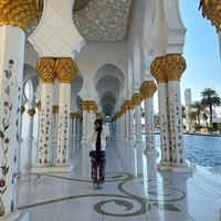 Tak sedikit yang memuji Jennie karena memakai busana tertutup dan menutupi kepalanya saat memasuki tempat ibadah. Foto: dok. Instagram @jennierubyjane