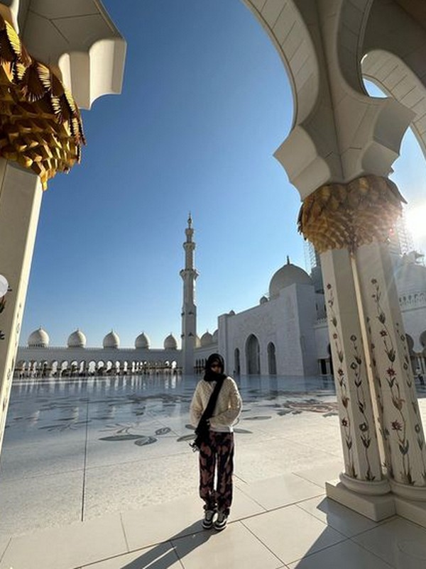 Masjid Raya Sheikh Zayed memiliki luas 22.412 meter persegi, dimana luasnya setara dengan lima lapangan sepak bola. Masjid Agung Sheikh Zayed dapat menampung sekitar 40.960 jamaah. Dengan luasnya ini, Masjid Raya Sheikh Zayed menjadi masjid ketiga terbesar di dunia lho dan merupakan masjid terbesar di UEA Masjid Raya Sheikh Zayed memiliki luas 22.412 meter persegi, dimana luasnya setara dengan lima lapangan sepak bola. Masjid Agung Sheikh Zayed dapat menampung sekitar 40.960 jamaah. Dengan luasnya ini, Masjid Raya Sheikh Zayed menjadi masjid ketiga terbesar di dunia lho dan merupakan masjid terbesar di UEA