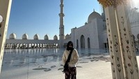 Masjid Raya Sheikh Zayed memiliki luas 22.412 meter persegi, dimana luasnya setara dengan lima lapangan sepak bola. Masjid Agung Sheikh Zayed dapat menampung sekitar 40.960 jamaah. Dengan luasnya ini, Masjid Raya Sheikh Zayed menjadi masjid ketiga terbesar di dunia lho dan merupakan masjid terbesar di UEA