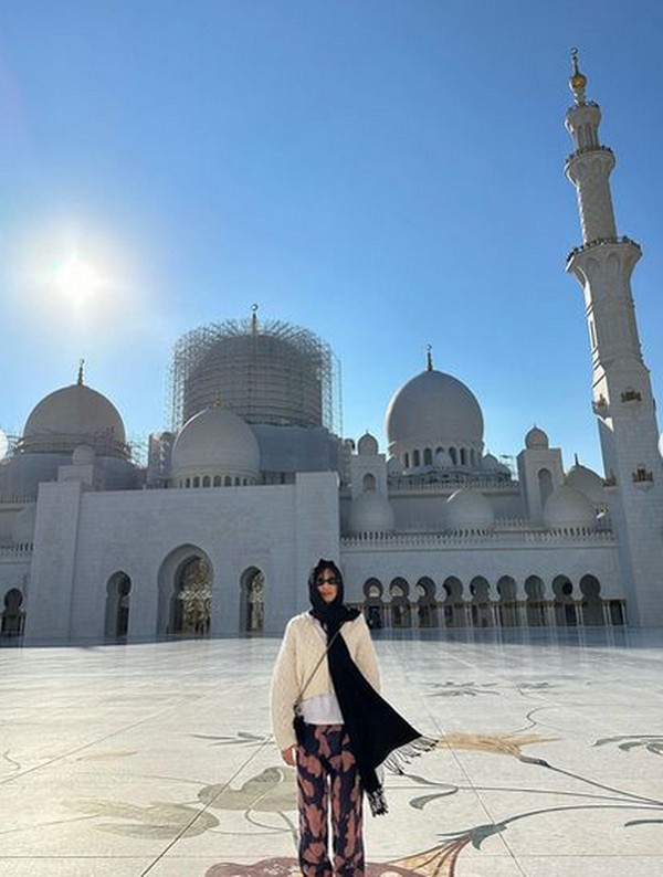 Postingan Jennie pun langsung banjir komentar pujian. Banyak netizen, khususnya dari penggemarnya Indonesia yang memuji kesopanan Jennie. Banyak juga yang memjui cantiknya Jennie memakai pasmina. Postingan Jennie pun langsung banjir komentar pujian. Banyak netizen, khususnya dari penggemarnya Indonesia yang memuji kesopanan Jennie. Banyak juga yang memjui cantiknya Jennie memakai pasmina.