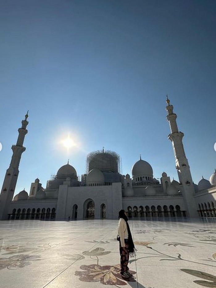 Jennie Blackpink berkunjung ke Masjid Raya Sheikh Zayed, Abu Dhabi.