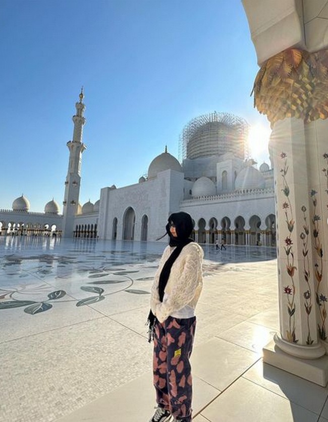 Jennie BLACKPINK mendatangi Masjid Agung Sheikh Zayed di sela-sela kesibukannya pada Sabtu (28/1/2023) lalu. Hari itu, dia dijadwalkan tampil di depan ribuan penggemar bersama personelnya di Etihad Park, Abu Dhabi. Foto: (jennierubyjane/Instagram)