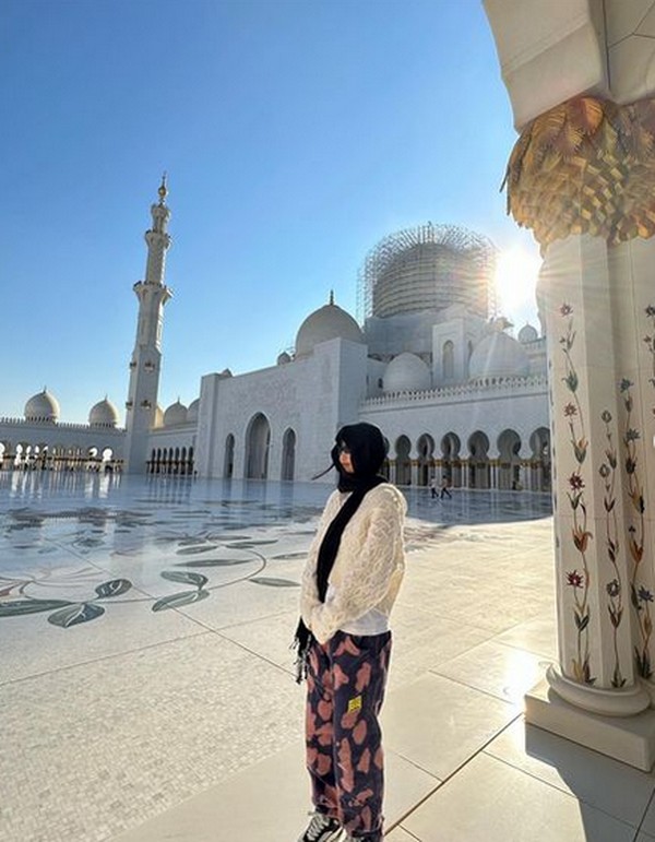 Di sela kesibukan World Tour Blackpink, Jennie meluangkan waktunya untuk jalan-jalan. Saat di Arab Saudi, dia berkunjung ke Masjid Raya Sheikh Zayed, Abu Dhabi