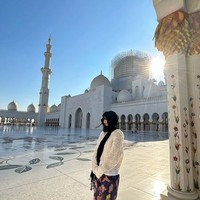 Jennie BLACKPINK mendatangi Masjid Agung Sheikh Zayed di sela-sela kesibukannya pada Sabtu (28/1/2023) lalu. Hari itu, dia dijadwalkan tampil di depan ribuan penggemar bersama personelnya di Etihad Park, Abu Dhabi. Foto: (jennierubyjane/Instagram)