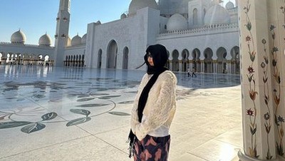 Subhanallah Ukhti, Jennie Blackpink Cantik Berpashmina di Masjid Terbesar UEA