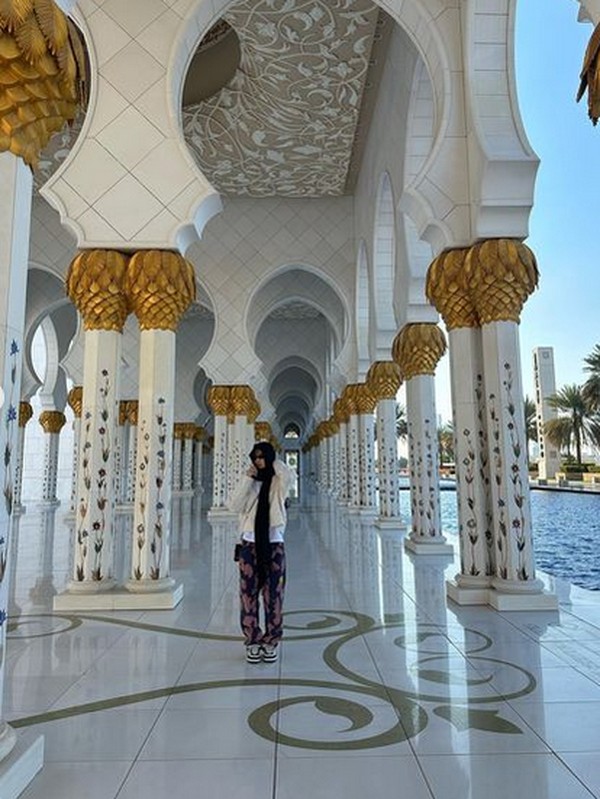 Sepertinya Jennie mengagumi kemegahan dari masjid mewah dan megah di Abu Dhabi ini. Tak hanya membagikan foto dirinya, Jennie juga memotret beberapa sudut bangunan masjid.