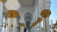 Sepertinya Jennie mengagumi kemegahan dari masjid mewah dan megah di Abu Dhabi ini. Tak hanya membagikan foto dirinya, Jennie juga memotret beberapa sudut bangunan masjid.
