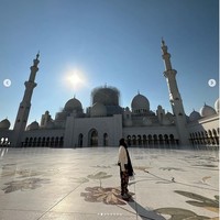 Idol KPop yang baru berulang tahun ke-27 itu memakai jaket putih, kaos hitam, dan celana longgar yang senada. Penampilannya dilengkapi dengan sepasang sneakers, sling bag, dan kerudung hitam. Foto: dok. Instagram @jennierubyjane