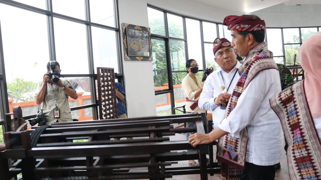 Potret Jokowi Beli Sepatu Kets Corak Tenun di Bali