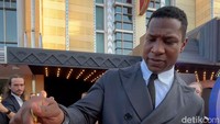 “Aku harus apa kan ini? Lato-lato? Aku harus apa kan ya?” komentar Jonathan Majors. (Foto: Atmi Ahsani Yusron)