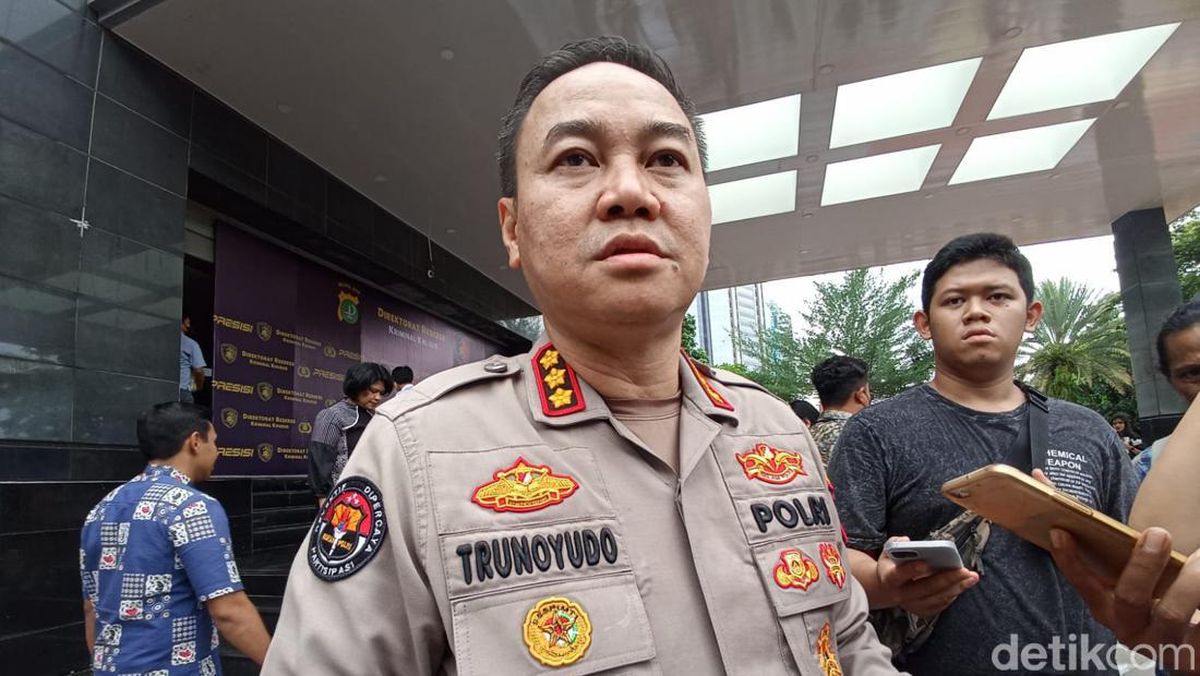 Kokraklari orasida jinsiy olatni bolgan qiz (foto)