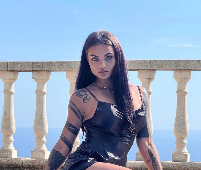 Kamila Smogulecka sendiri dikenal sebagai wanita yang multitalenta. Ia adalah aktris, model, dan petarung MMA. Penampilannya di media sosial pun jadi viral hingga punya jutaan follower. Foto: TikTok/Instagram Kamila Smogulecka