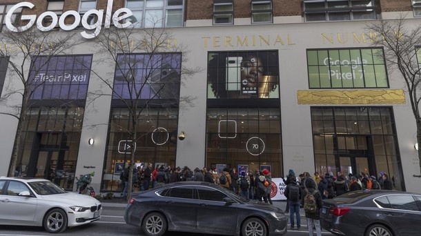 Apple Ditumbangkan Induk Google