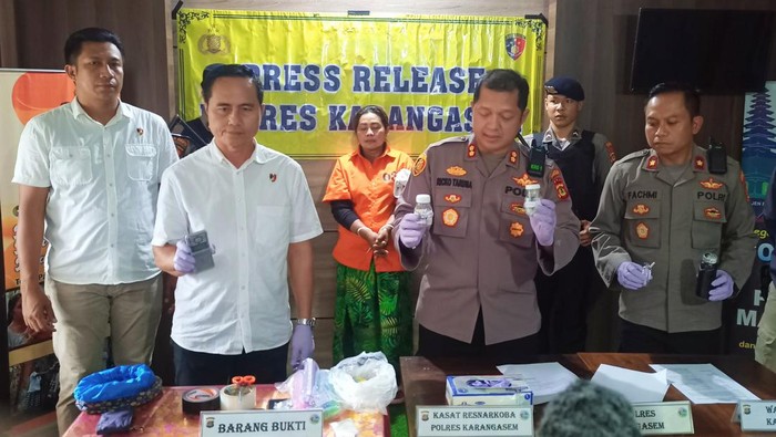 Kapolres Karangasem AKBP Ricko AA Taruna saat menggelar press release kasus narkoba di Aula Polres Karangasem Jumat (3/2/2023). (I Wayan Selamat Juniasa)