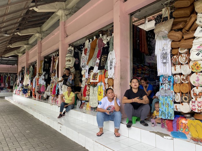 Kekhawatiran soal belum ada kepastian lahan relokasi dirasakan para pedagang. Beberapa pedagang mulai mencari lahan di Pasar Seni Sukawati 1 agar tetap bisa menyambung hidup. (Siti Mu’amalah)