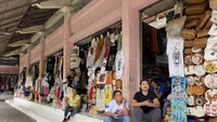 Kekhawatiran soal belum ada kepastian lahan relokasi dirasakan para pedagang. Beberapa pedagang mulai mencari lahan di Pasar Seni Sukawati 1 agar tetap bisa menyambung hidup. (Siti Mu’amalah)